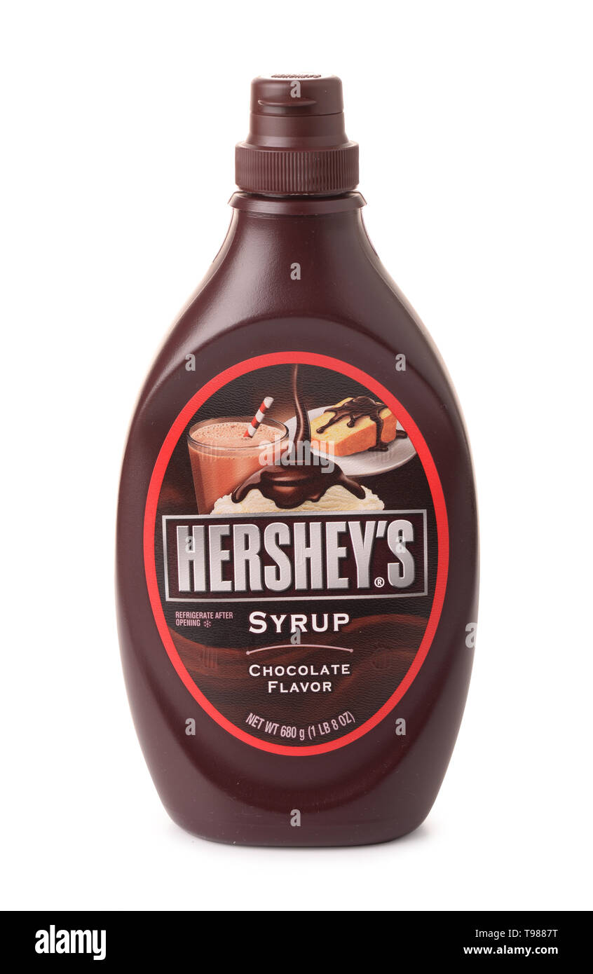 Russland, Samara - November 15, 2018: Flasche Hershey's Schokolade Sirup auf weißem Hintergrund. Die Hershey Company ist die größte Schokolade Mann Stockfoto