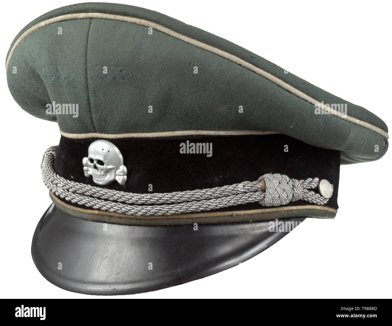 Eine Schirmmütze für Führungskräfte in der Waffen-SS, zeitgenössisch von einer Armee Schirmmütze Feld - grauer Wollstoff geändert, Verkleidung Band der Black Velvet (zeitnah über die dunkelgrünen Verkleidung umnäht), der Innenauskleidung (verschmutzt) mit Maker's Logo ' CW Meisterklasse", Kappe Trapez fehlt, braunem Leder Schweißband (verschmutzt, Stockig), Visier lose an Orten, in den Tod kopf aus Aluminium (Gap eagle fehlt), Netzkabel silber Officer. Eine stark frequentierte Schirmmütze mit offensichtlichen Zeichen des Alters. historischen, historische, 20. Jahrhundert, 1930S, 1940s, Waffen-SS, bewaffneten Division der SS, bewaffnet, bewaffneten ser, Editorial-Use - Nur Stockfoto