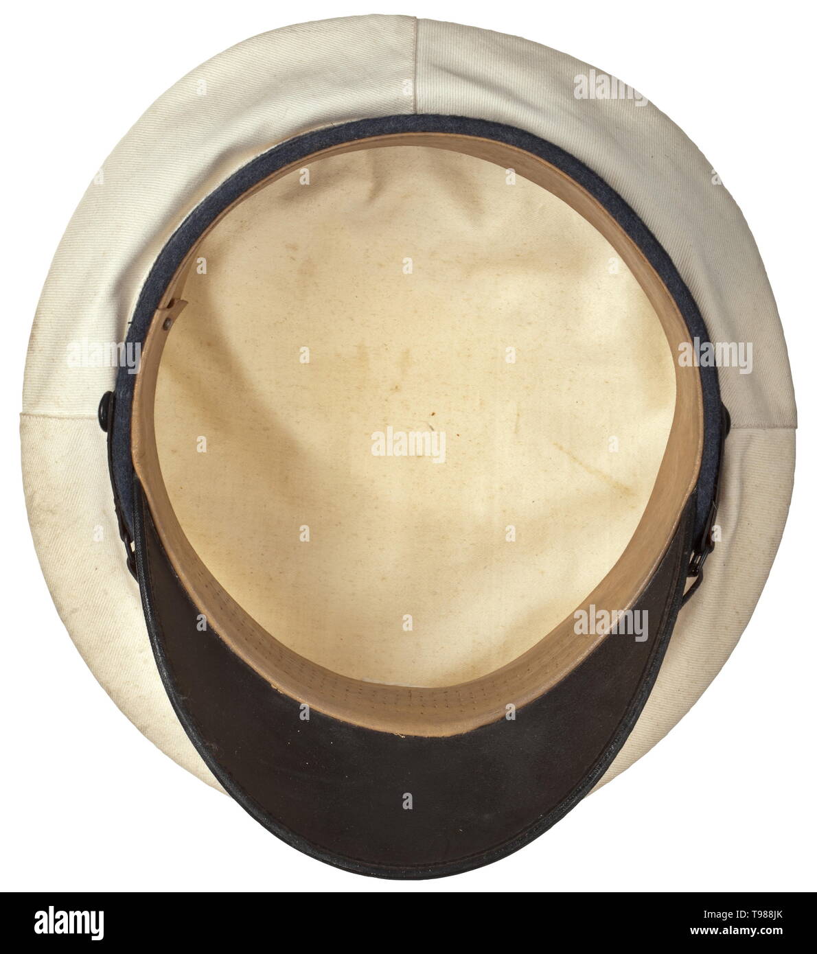 Eine Schirmmütze des deutschen Sports Association in den weißen Ausgabe Sommer wechselbare Cover in weißes Leinen, Verkleidung Band aus schwarzem Mohair, die untere Kappe Rand blau-grau Wolltuch, braunem Leder Schweißband, Aluminium Kappe Flügeln. historischen, geschichtlichen, Luftwaffe, Zweig, Zweige, bewaffneten Service, Streitkräfte, Militaria, Militär, Luftwaffe, Objekt, Objekte, Stills, Clipping, Clippings, Ausschneiden, Ausschnitten, 20. Jahrhundert, Editorial-Use - Nur Stockfoto