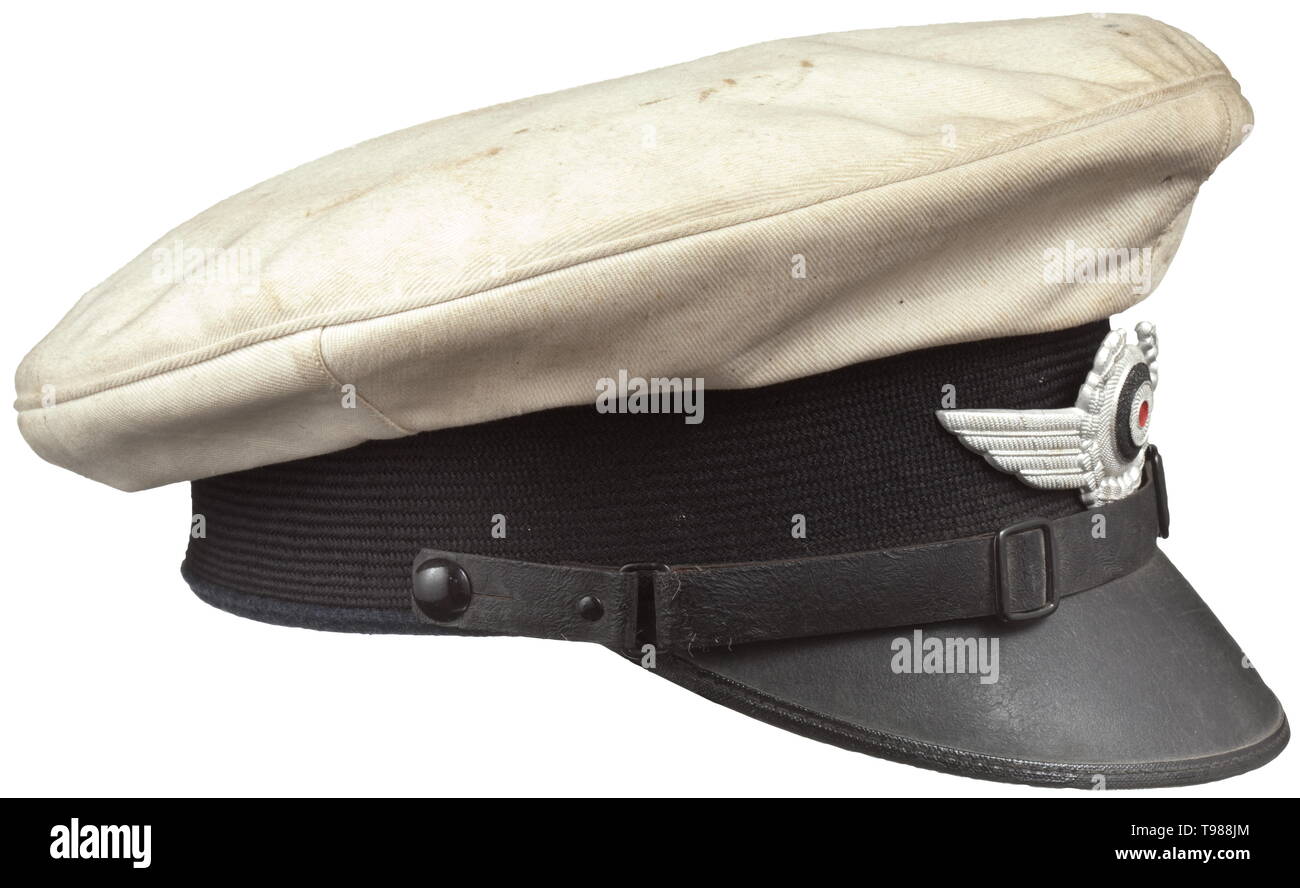Eine Schirmmütze des deutschen Sports Association in den weißen Ausgabe Sommer wechselbare Cover in weißes Leinen, Verkleidung Band aus schwarzem Mohair, die untere Kappe Rand blau-grau Wolltuch, braunem Leder Schweißband, Aluminium Kappe Flügeln. historischen, geschichtlichen, Luftwaffe, Zweig, Zweige, bewaffneten Service, Streitkräfte, Militaria, Militär, Luftwaffe, Objekt, Objekte, Stills, Clipping, Clippings, Ausschneiden, Ausschnitten, 20. Jahrhundert, Editorial-Use - Nur Stockfoto