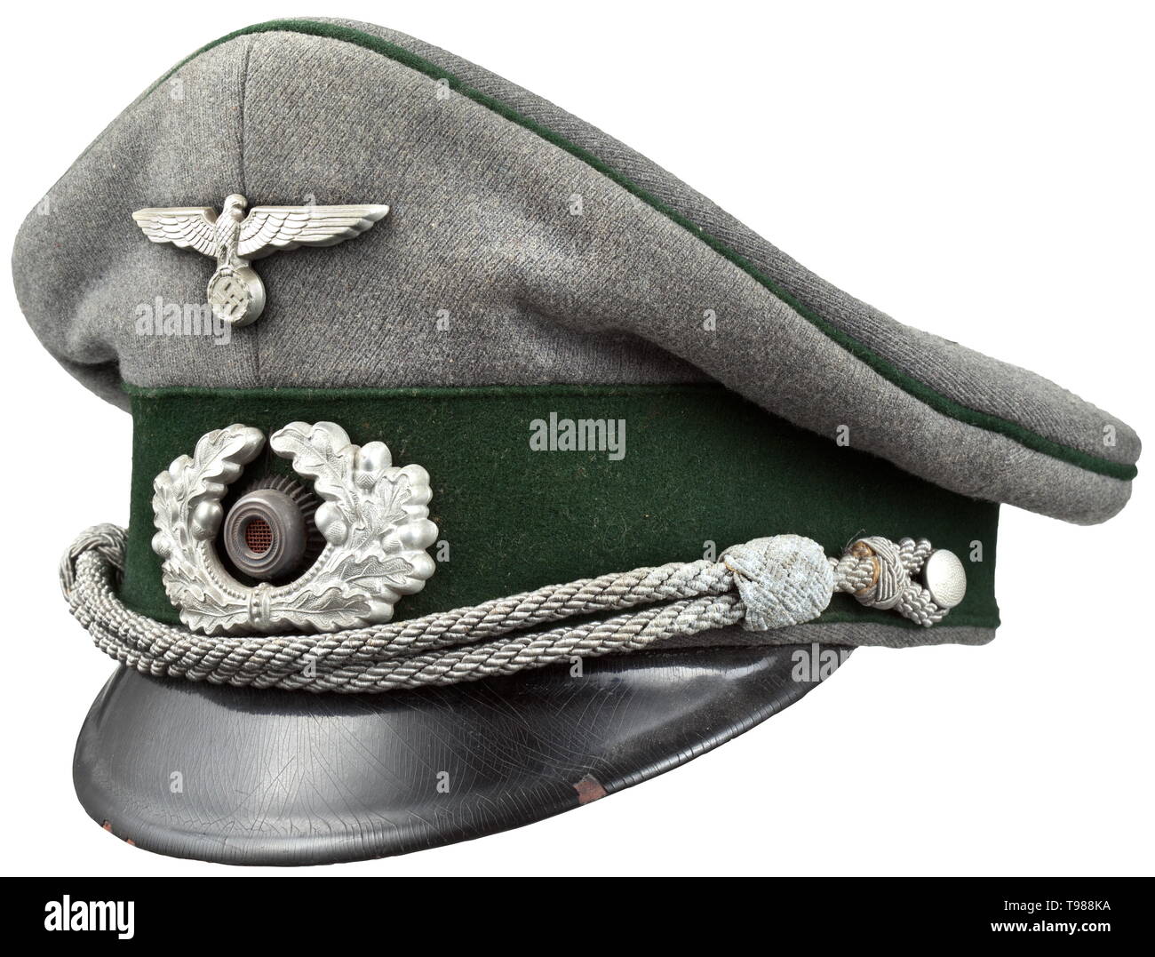 Eine Schirmmütze für Wehrmacht Forstwirtschaft Beamte mit offiziersrang Private kauf Stück im Feld - grauer Stoff, dunkelgrün Verkleidung band und Rohrleitungen, beige silk Liner, cap Trapez mit Namensschild, braunem Leder Schweißband, Aluminium Insignia, Officer Kabel. In den leicht gebrauchten Zustand. historischen, geschichtlichen, Armee, Streitkräfte, Bundeswehr, Militär, Militaria, Objekt, Objekte, Stills, Clipping, Clippings, Ausschneiden, Ausschneiden, Ausschnitten, 20. Jahrhundert, Editorial-Use - Nur Stockfoto