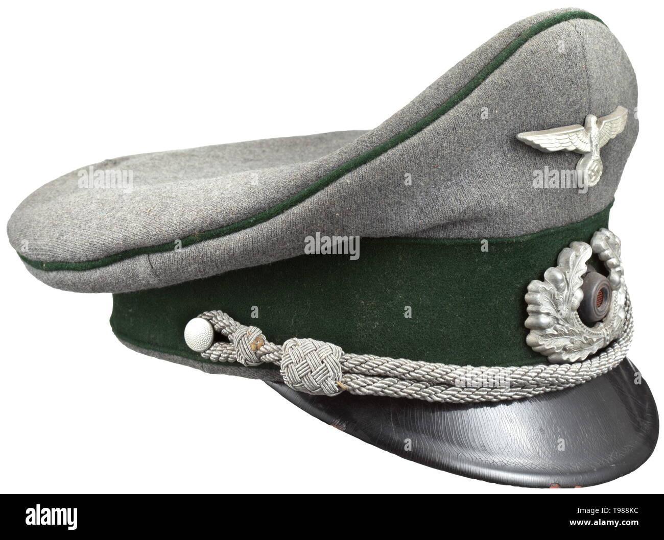 Eine Schirmmütze für Wehrmacht Forstwirtschaft Beamte mit offiziersrang Private kauf Stück im Feld - grauer Stoff, dunkelgrün Verkleidung band und Rohrleitungen, beige silk Liner, cap Trapez mit Namensschild, braunem Leder Schweißband, Aluminium Insignia, Officer Kabel. In den leicht gebrauchten Zustand. historischen, geschichtlichen, Armee, Streitkräfte, Bundeswehr, Militär, Militaria, Objekt, Objekte, Stills, Clipping, Clippings, Ausschneiden, Ausschneiden, Ausschnitten, 20. Jahrhundert, Editorial-Use - Nur Stockfoto