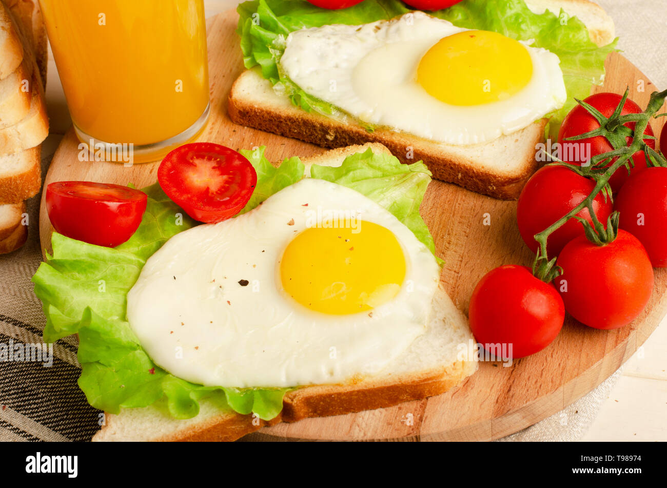 Spiegelei Brötchen Frühstück auf eine Küche board Stockfoto