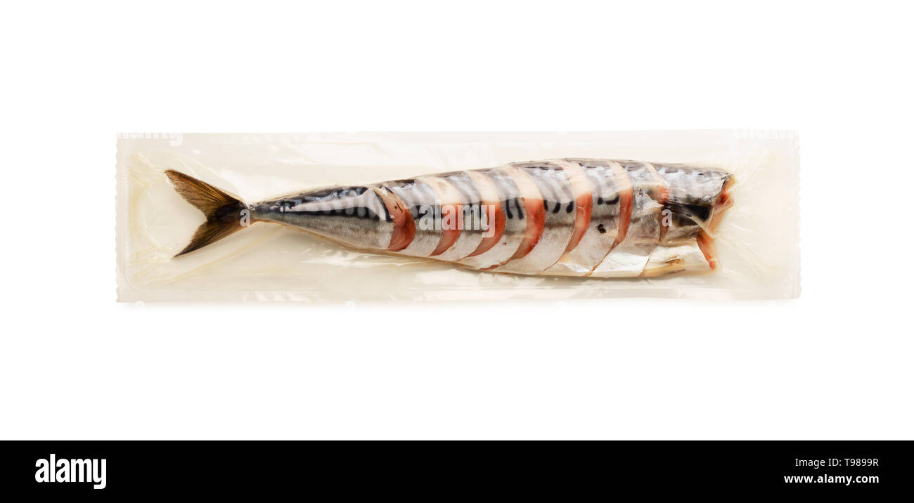 Makrele Fisch verpackt auf weißem Hintergrund Stockfoto