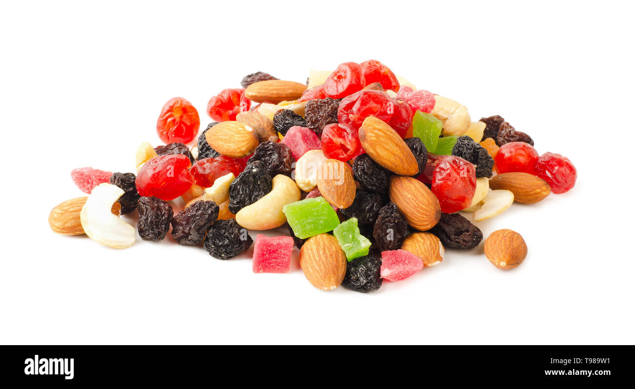 Getrocknete Früchte und Nüsse auf weißem Hintergrund Stockfoto