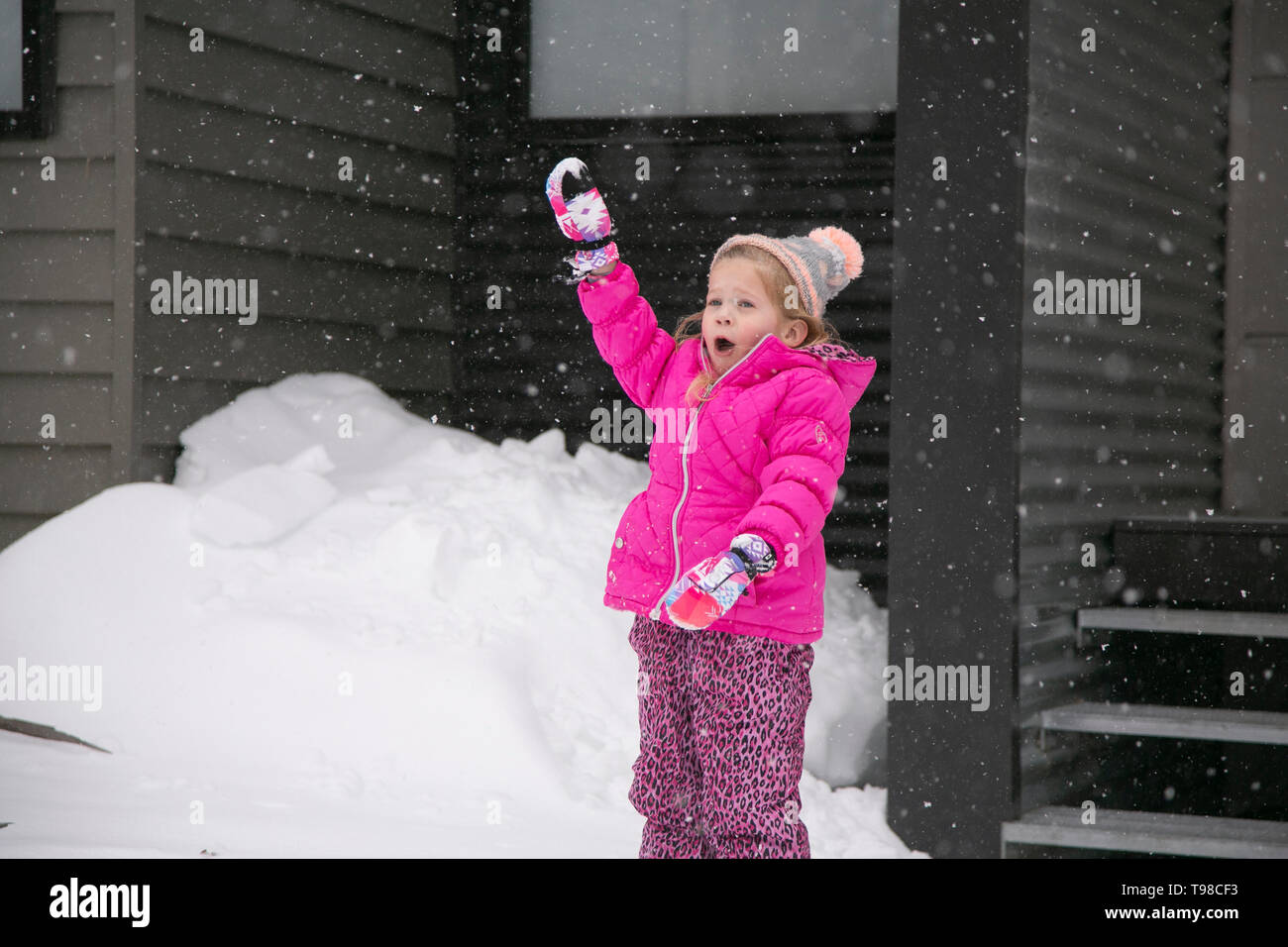 Mädchen singen im Schnee Stockfoto