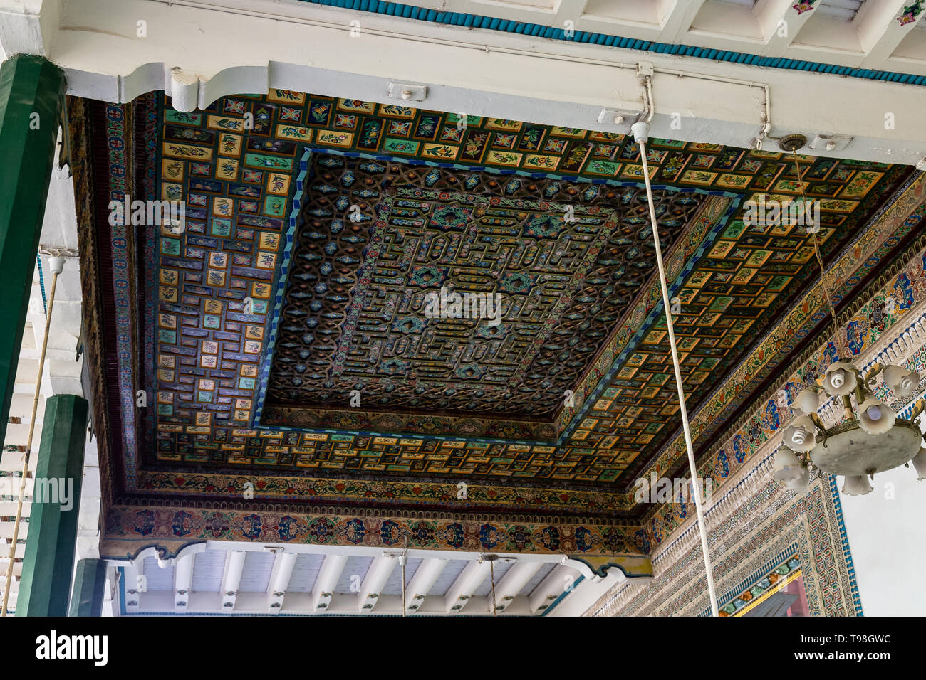 Kashgar, Xinjiang, China: geschnitzt aus Holz Dach in den Innenhof der Id kah-Moschee, die bekanntesten Attraktionen in Kashgar antiken Stadt. Im Jahre 1442 errichtet, es Stockfoto