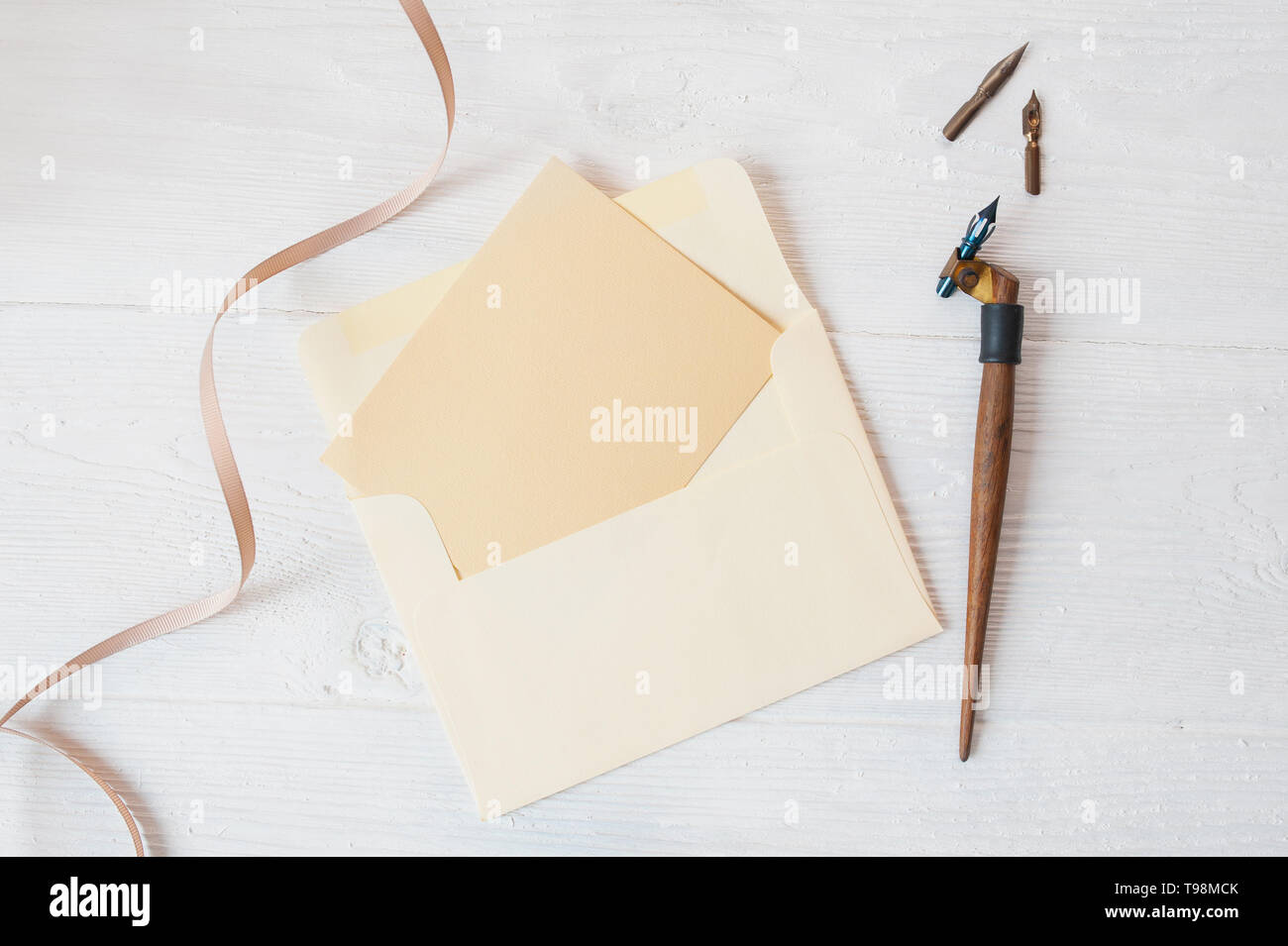 Mockup urlaub Schreiben leeres Papier und einen Umschlag mit Stift auf Holz Tisch mit Platz für Ihren Text, Ansicht von oben Stockfoto