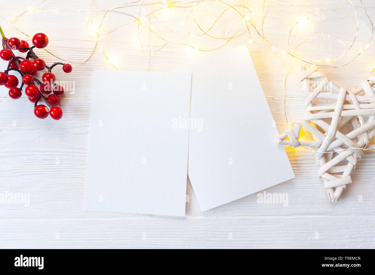 Weihnachten Hintergrund Kraftpapier Blatt Papier mit Platz für Ihren Text und White Christmas Star Holz- Hintergrund. Flach, Ansicht von oben Foto mockup Stockfoto