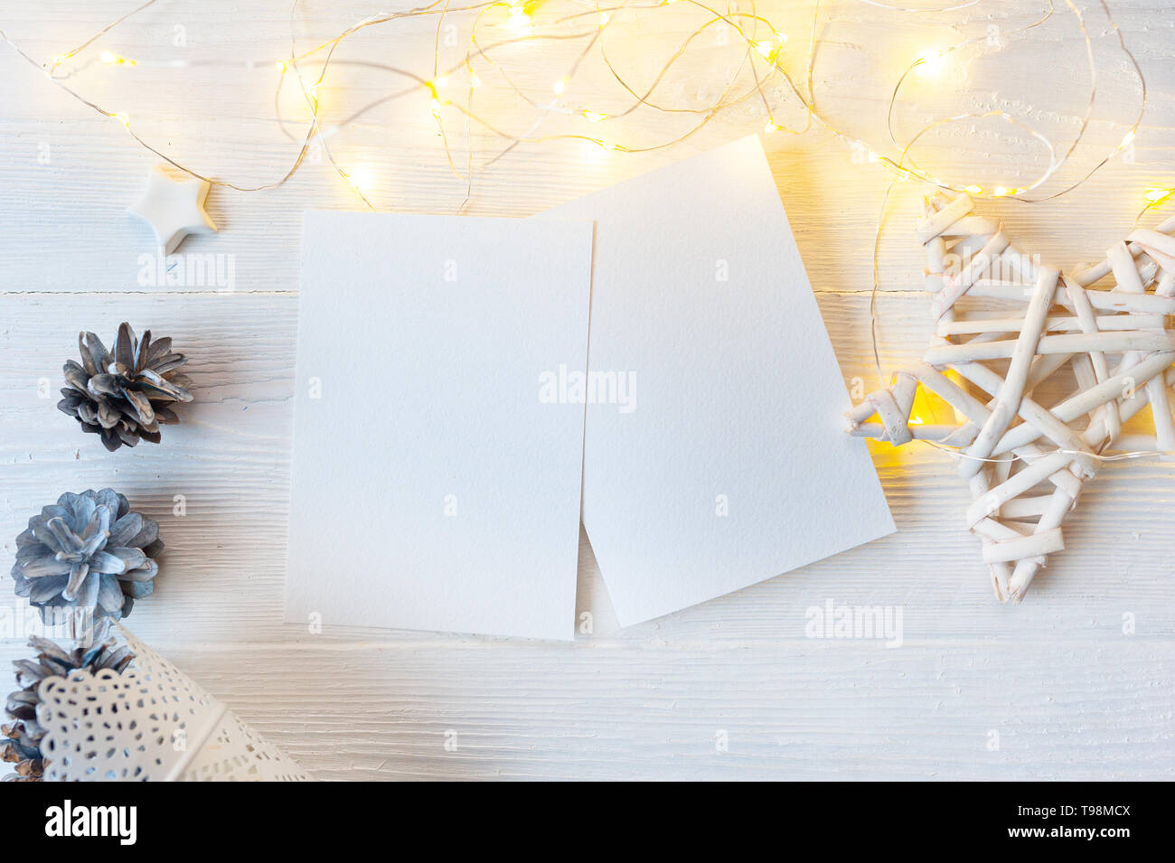Weihnachten Hintergrund für Grußkarte Blatt Papier mit Platz für Text. x-mas Holz- Hintergrund. Flach, Ansicht von oben Foto mockup Stockfoto