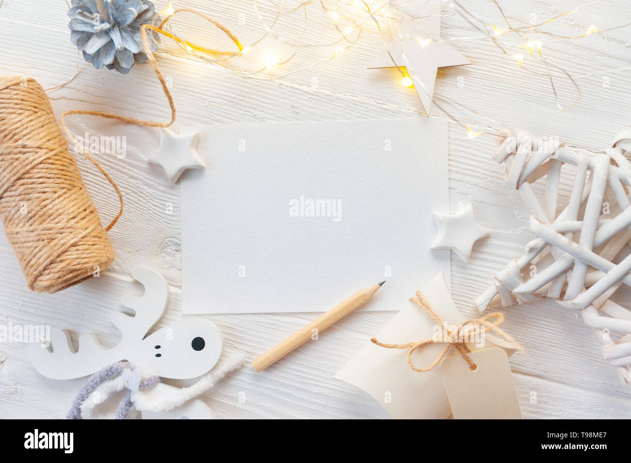 Mockup Weihnachten weiss beige Bogen, gold Geschenkbox und Kegel. Flach auf einem weißen Hintergrund, aus Holz mit Platz für Ihren Text. Ansicht von oben Stockfoto