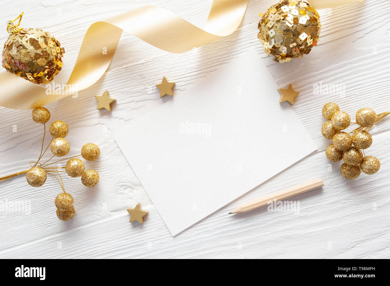 Weihnachten Hintergrund für die Grußkarte. Blatt Papier mit Platz für Text. x-mas Holz- Hintergrund. Flach, Ansicht von oben Foto mockup Stockfoto