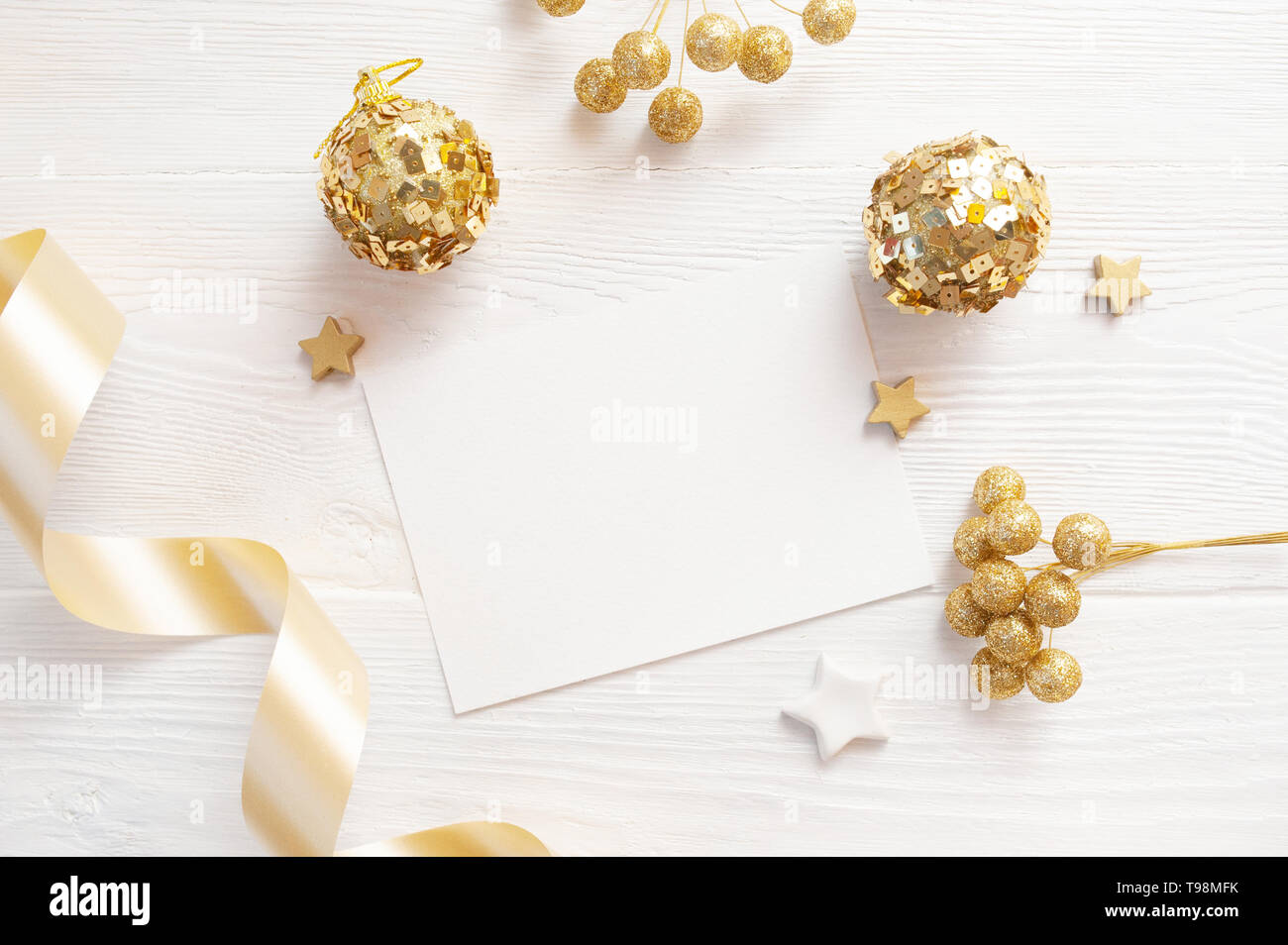 Weihnachten Hintergrund für die Grußkarte mit Platz für Text. x-mas golden Toys und beige Band auf Holz- Hintergrund. Flach, Ansicht von oben Foto mockup Stockfoto
