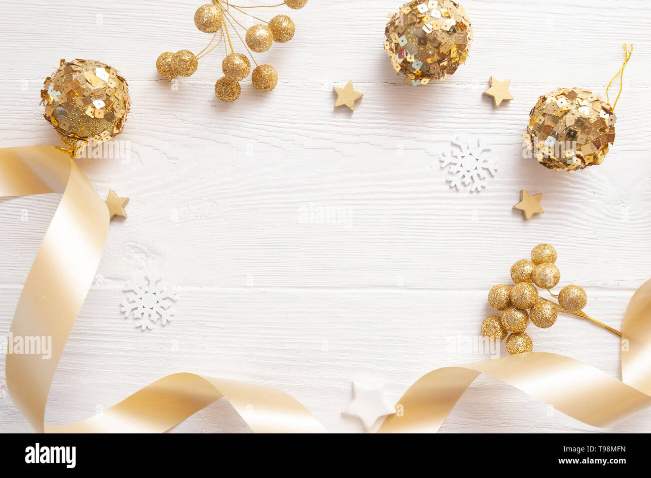 Weihnachten Hintergrund für die Grußkarte mit Platz für Text. x-mas golden Toys und beige Band auf Holz- Hintergrund. Flach, Ansicht von oben Foto mockup Stockfoto