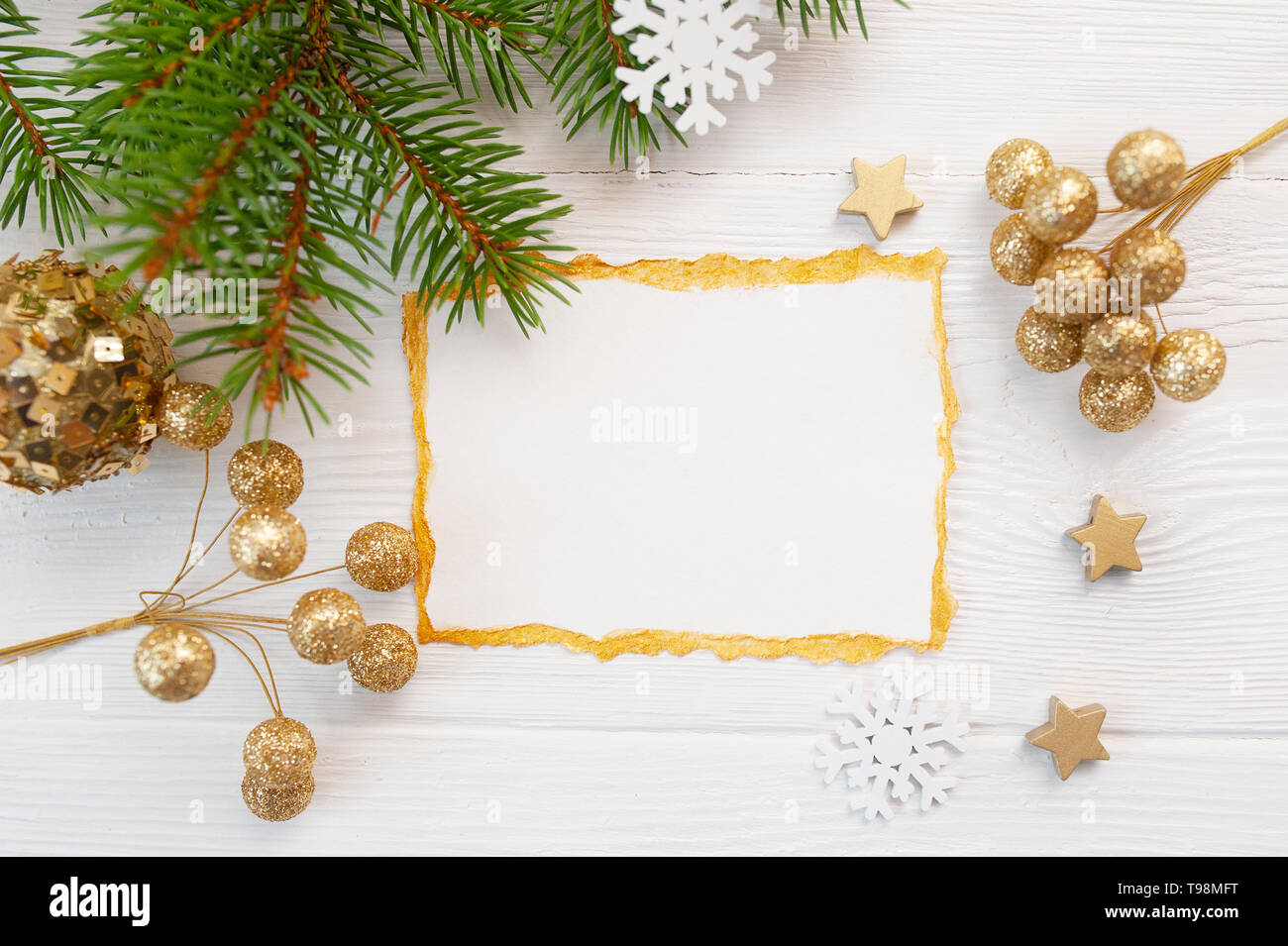Weihnachten Hintergrund für Grußkarte Blatt Papier mit Platz für Text. x-mas Tree, goldenes Spielzeug auf Holz- Hintergrund. Flach, Ansicht von oben Foto Stockfoto