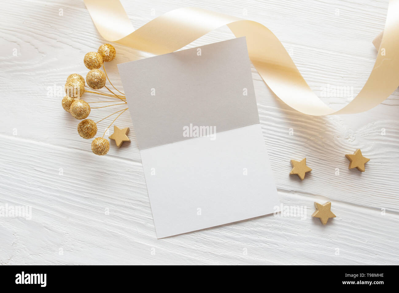 Weihnachten Hintergrund für Grußkarte Blatt Papier mit Platz für Text. x-mas Holz- Hintergrund. Flach, Ansicht von oben Foto mockup Stockfoto