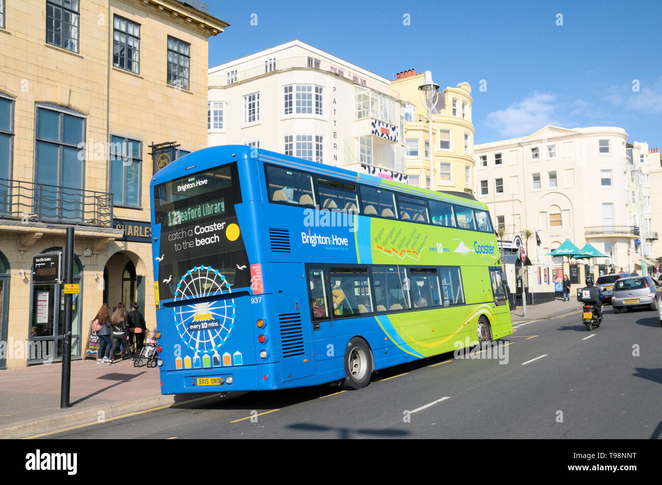 Coaster 12 Doppeldeckerbus auf Brighton Seafront, Marine Parade, Brighton und Hove, East Sussex, England, Großbritannien Stockfoto