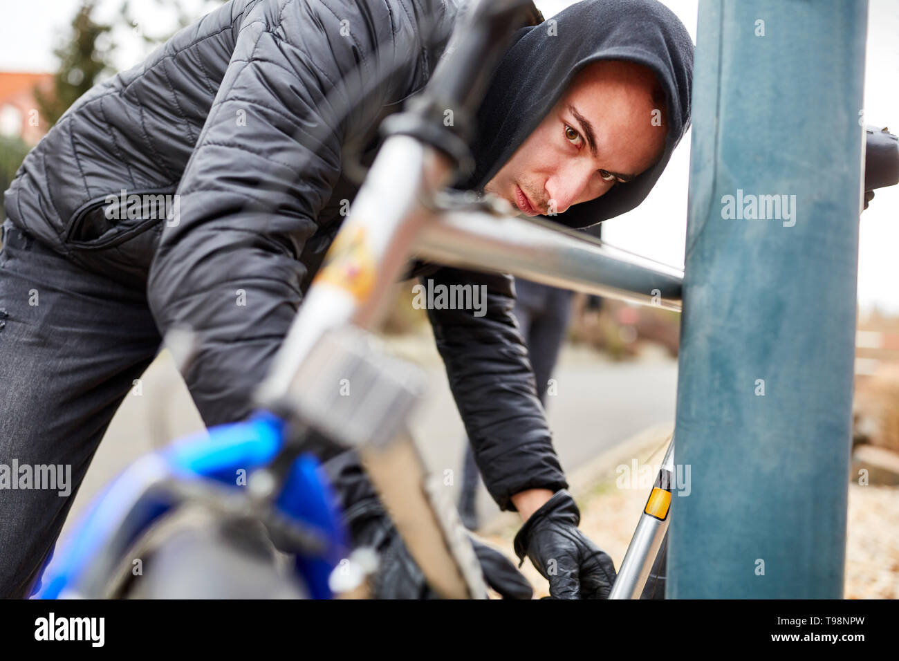 Teenager vervollständigt sein Fahrrad in der Stadt Stockfoto
