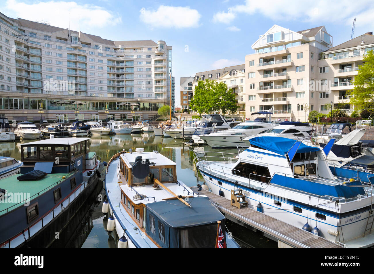 Chelsea Harbour, London, England, UK. Das Chelsea Harbour Hotel neben exklusiven Apartments mit Blick auf den Yachthafen. Stockfoto