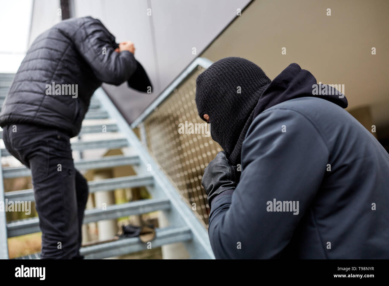 Clan Kriminalität mit Einbruch und Raid durch zwei Mitglieder der Bande Stockfoto