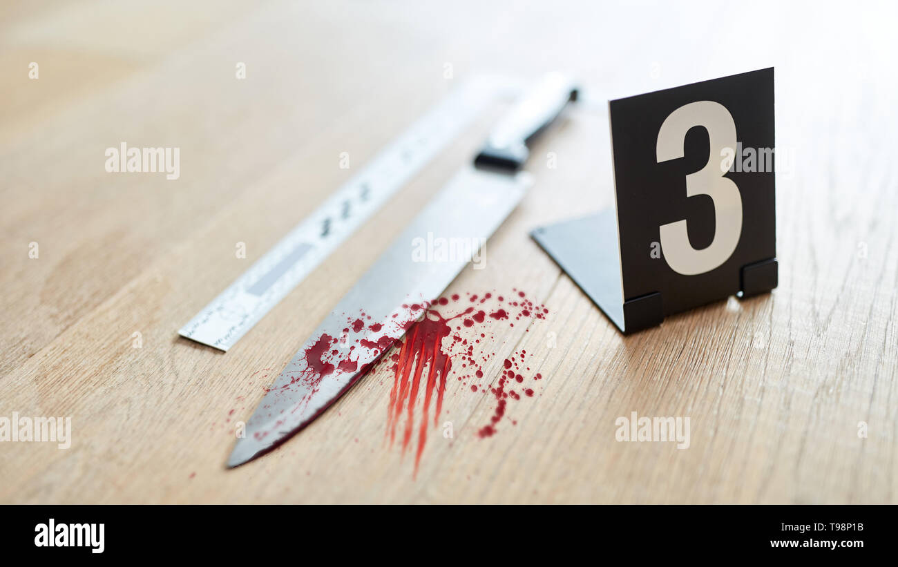 Messer mit Blut am Tatort als Beweis nach einem Mord Stockfoto