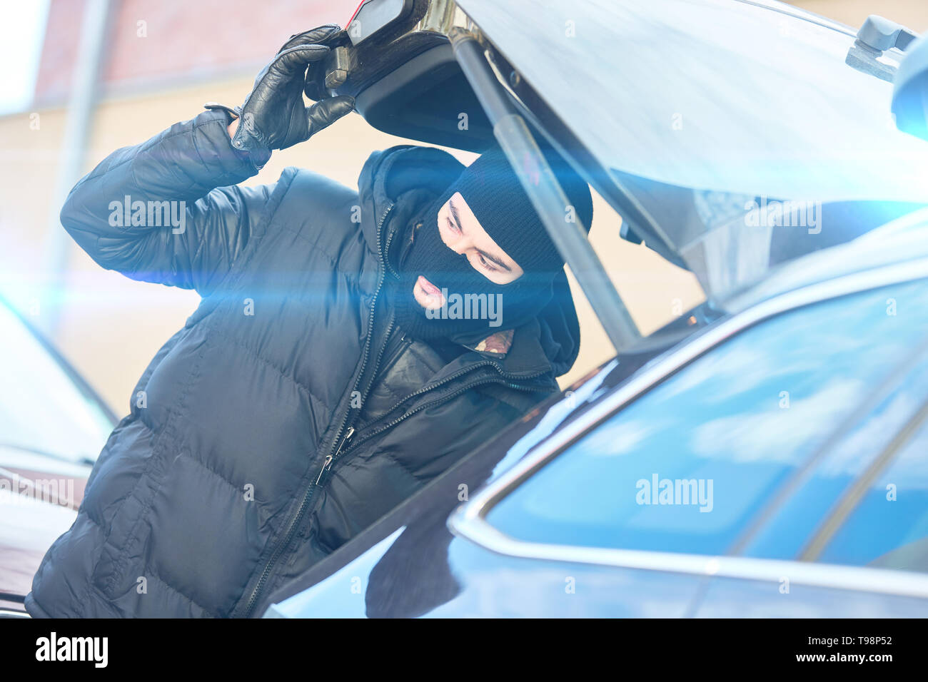 Polizist eines SEK spezial Einheit in Aktion auf den Stamm eines zivilen Fahrzeug Stockfoto