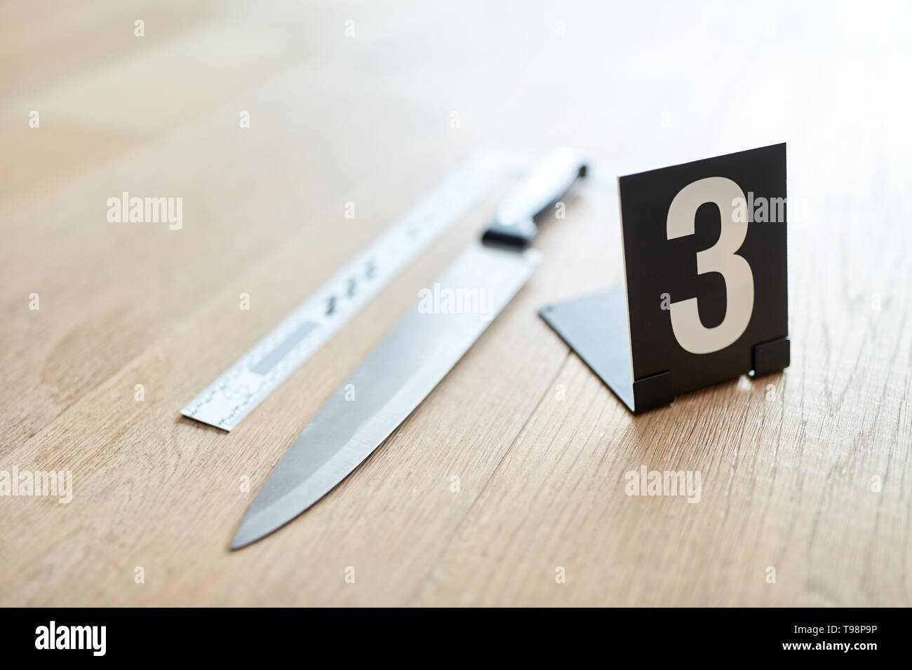 Messer mit Mark als Beweise am Tatort eines Verbrechens Stockfoto