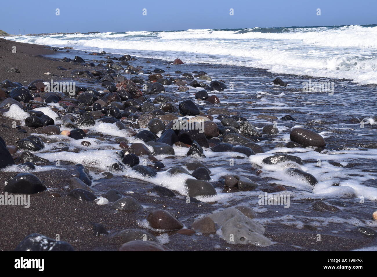 Felsige Strände von Santorini Stockfoto