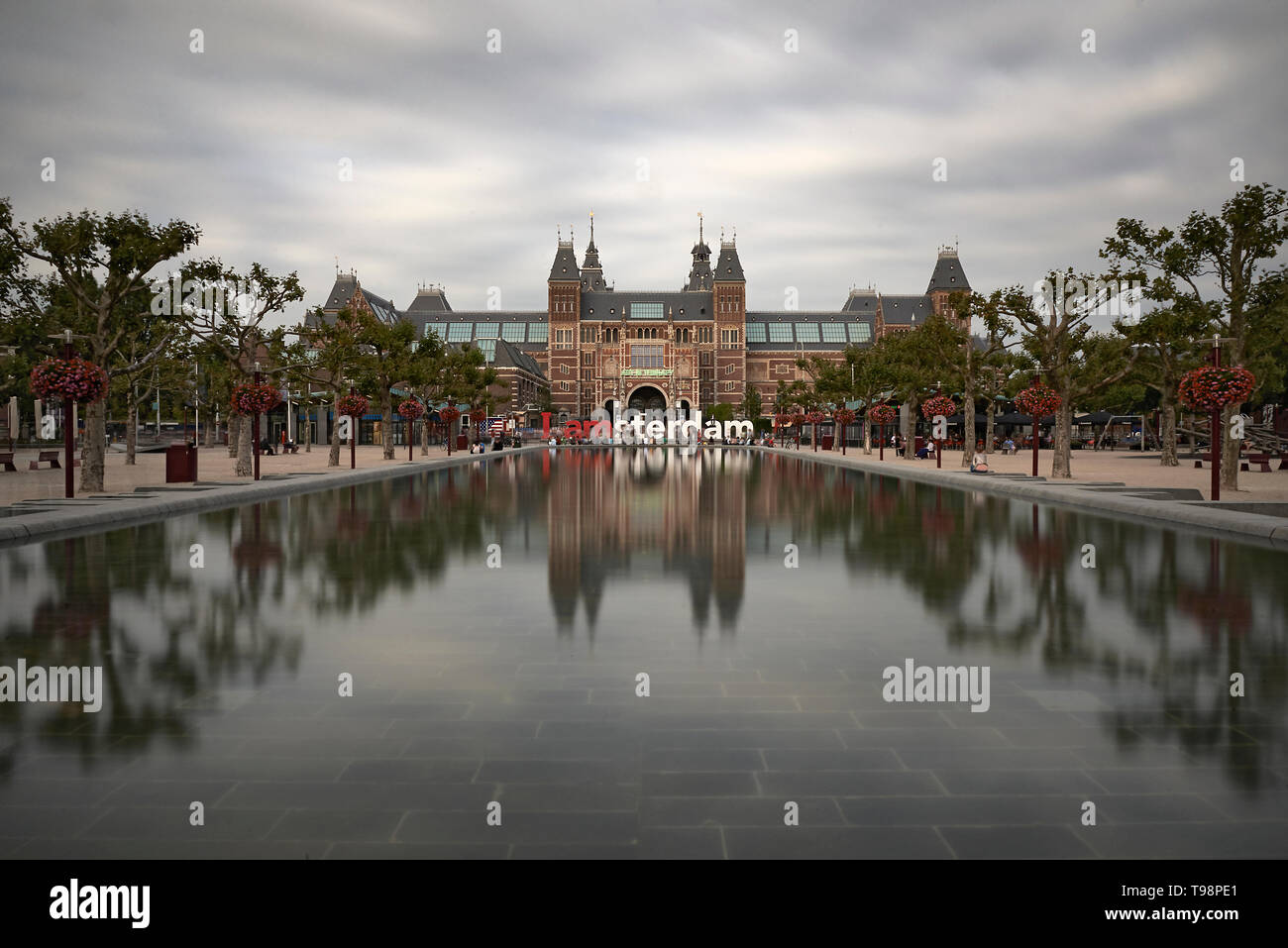 Atemberaubende Landschaft Bild des Rijksmuseum und das Spiegelbild im Wasser mit der iamsterdam signage vor dem Museum Stockfoto