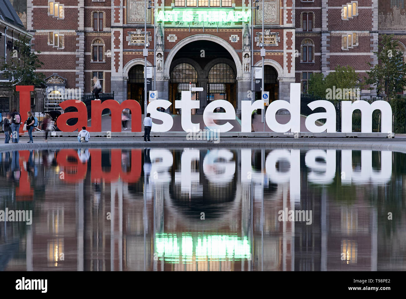 Atemberaubende Landschaft Bild des Rijksmuseum und das Spiegelbild im Wasser mit der iamsterdam signage vor dem Museum Stockfoto