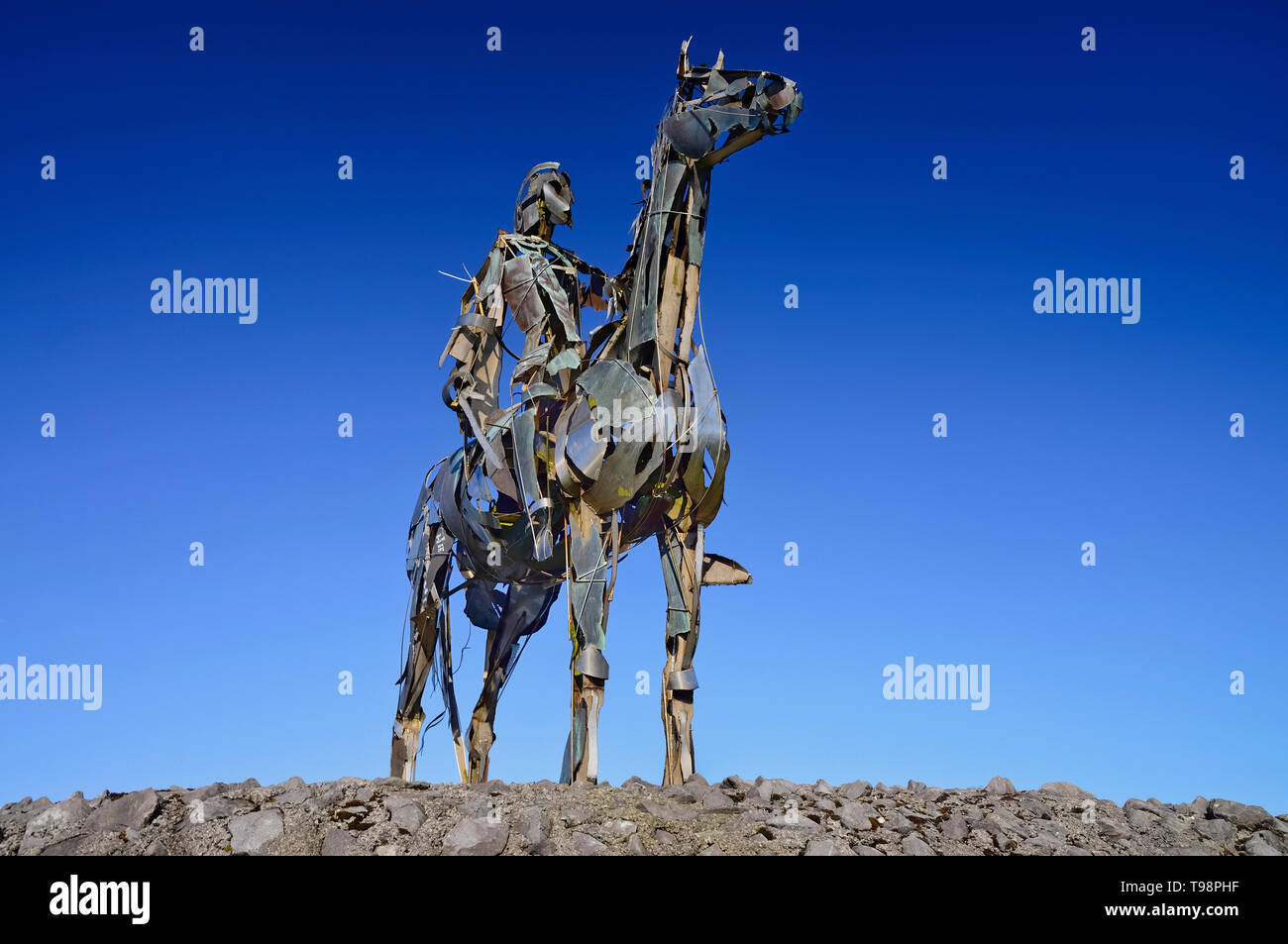 Irland, County Roscommon, die gälische Häuptling Skulptur. von Maurice Harron auf einem Hügel an der Stelle der im 16. Jahrhundert Kampf der Brachvögel. Stockfoto