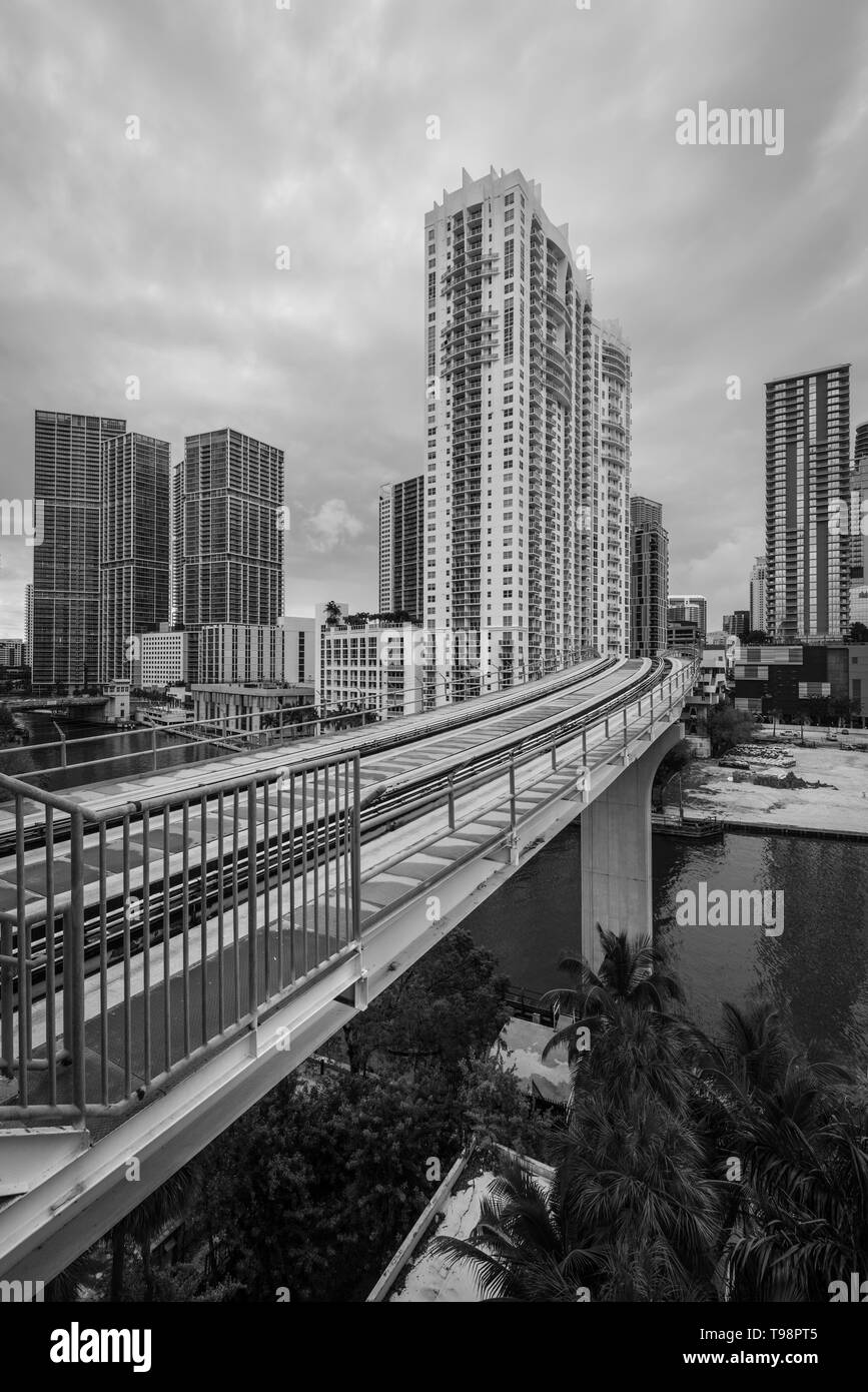 Miami, FL, USA - 19. April 2019: Ansicht von Brickell Stadtzentrum in der beliebten Innenstadt von Brickell, in Miami, Florida, USA. Schwarz-weiß Foto Stockfoto