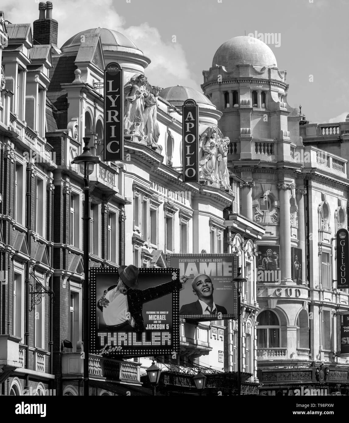 Blick nach Osten entlang der Shaftesbury Avenue, West End, London, England, UK-Übersicht klassische West End Theater, darunter Lyrik und Apollo. Stockfoto
