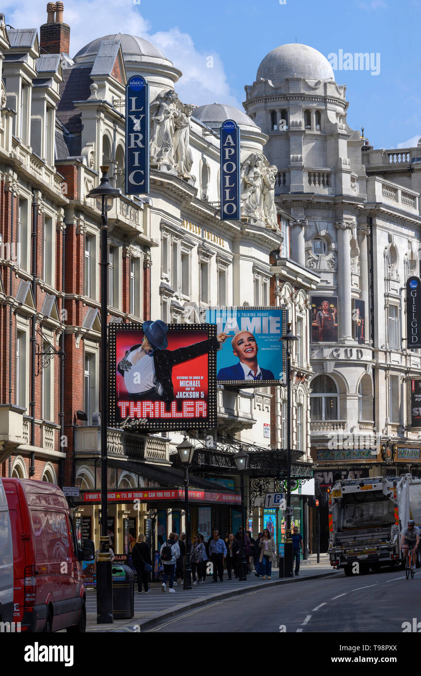 Blick nach Osten entlang der Shaftesbury Avenue, West End, London, England, UK-Übersicht klassische West End Theater, darunter Lyrik und Apollo. Stockfoto