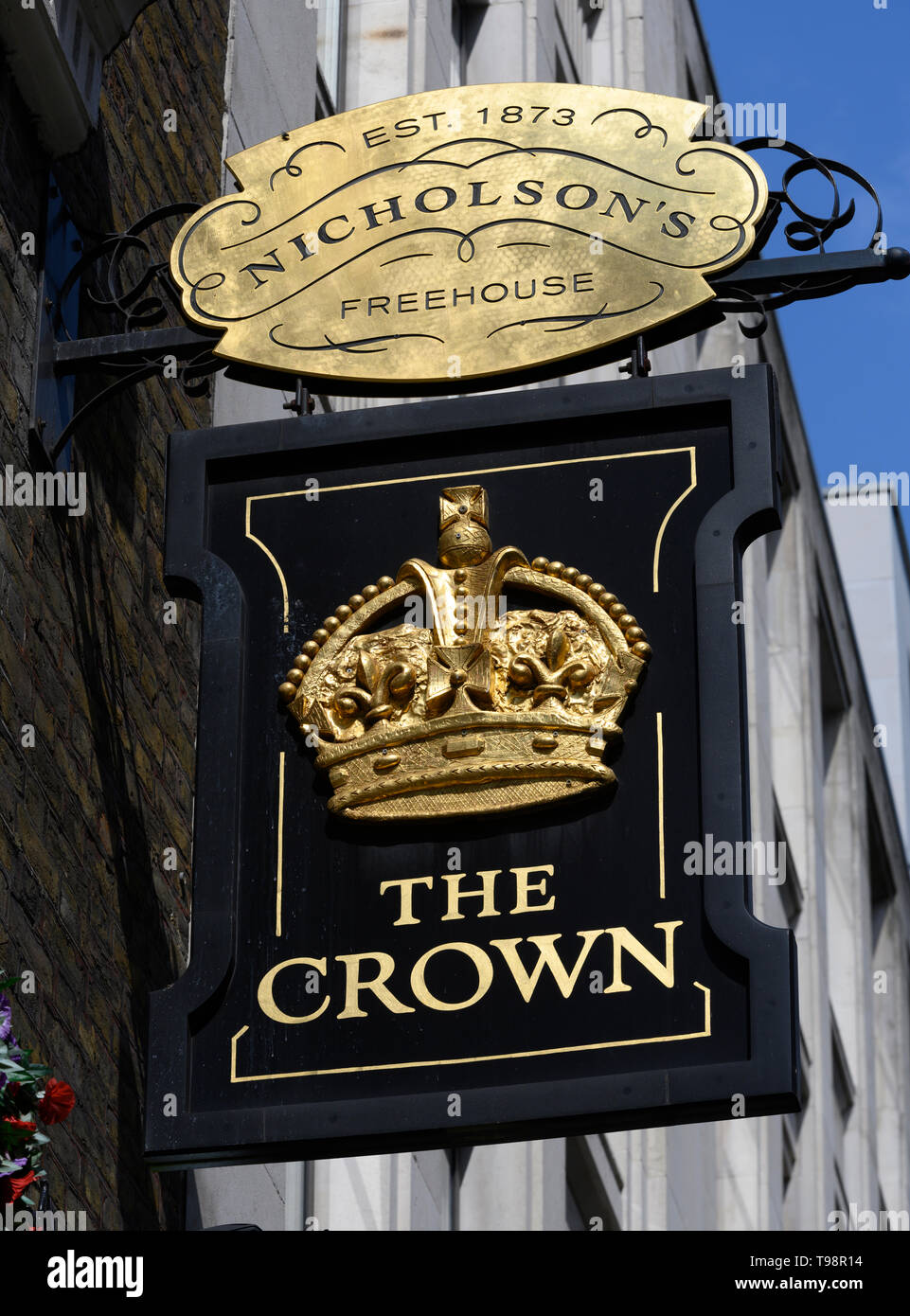 Der Crown Public House, Brewer Street, Soho, London, England, UK; hängende pub Zeichen für Nicholson's Pub Stockfoto