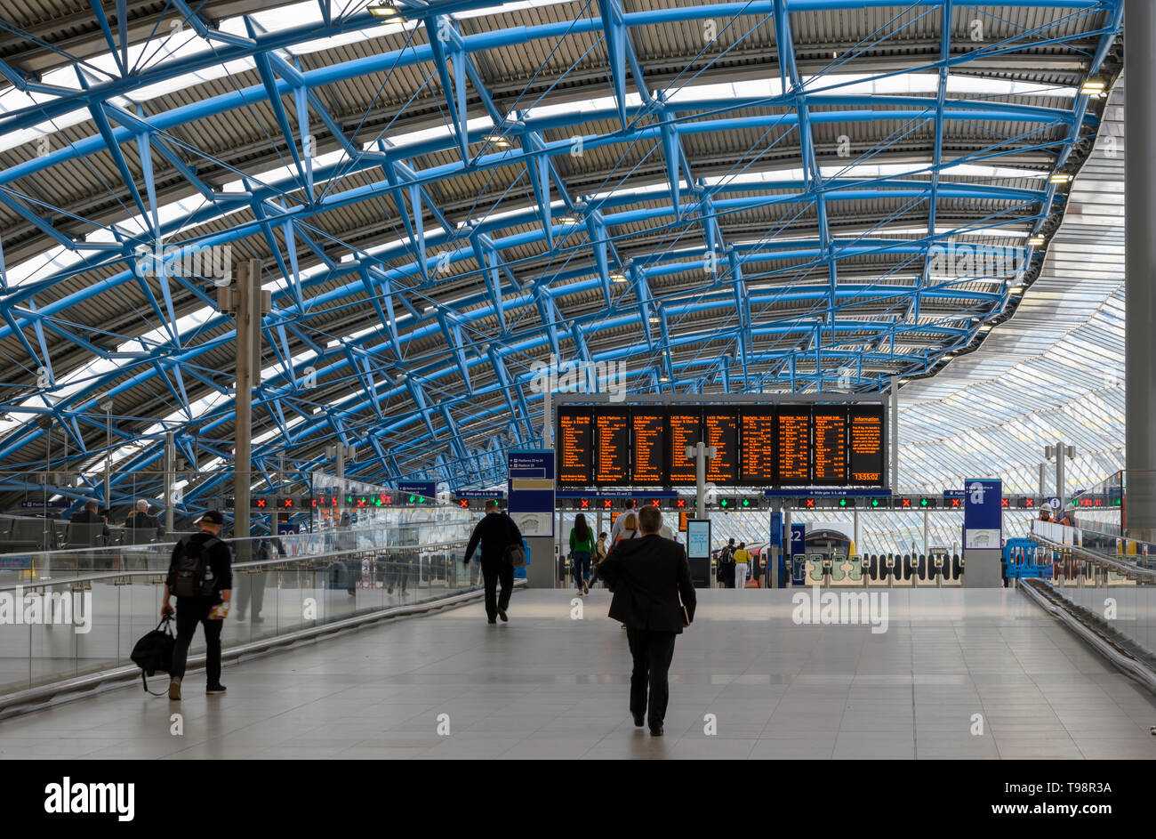 Stadt Lebensstil als Beifahrer Kopf für die neuen Plattformen (20 und 24) an der Bahnhof Waterloo, Waterloo, London, England, Großbritannien Stockfoto