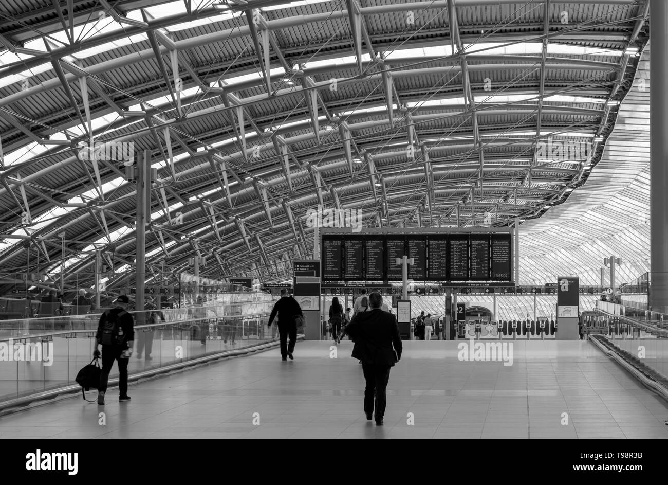 Stadt Lebensstil als Beifahrer Kopf für die neuen Plattformen (20 und 24) an der Bahnhof Waterloo, Waterloo, London, England, Großbritannien Stockfoto