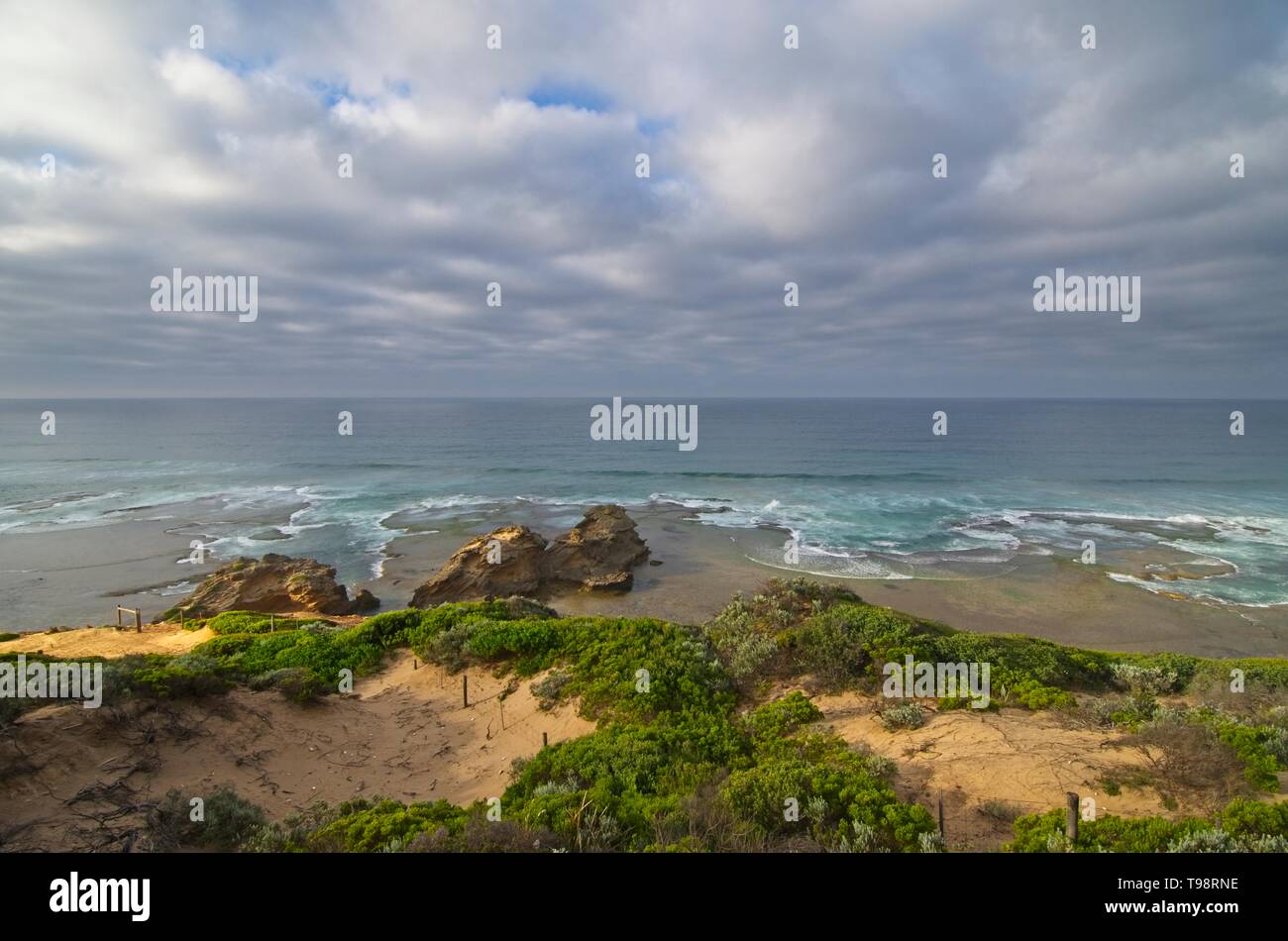Mit Blick auf das Meer und die Sanddünen und Scheuern an der Küste in der Nähe von Sorrent auf der Halbinsel Mornington, Victoria, Australien Stockfoto