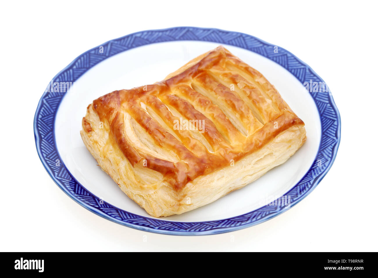 Frischen Apfelkuchen auf einem Teller auf weißem Hintergrund Stockfoto