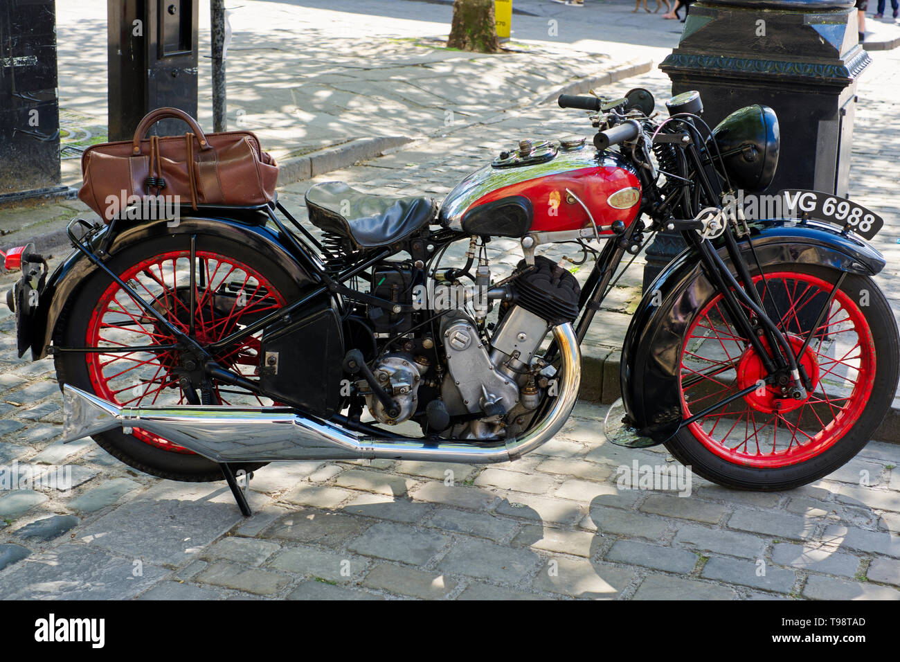 Ein 1934 BSA Motorrad an der Brunnen Marktplatz, Brunnen, Somerset, UK geparkt Stockfoto