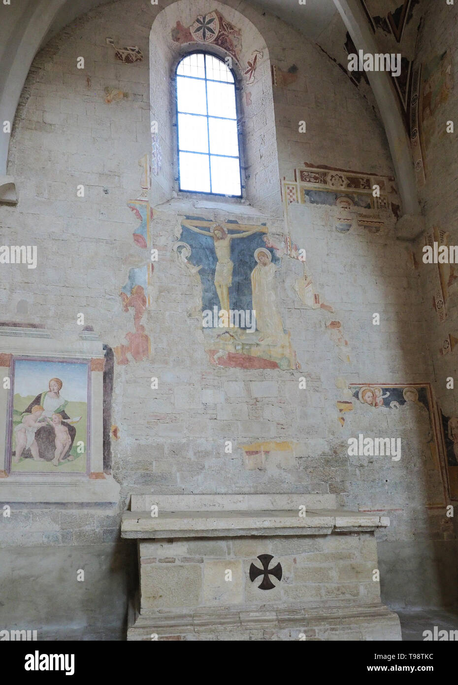 Todi Umbrien Italia Italien. Kirche San Fortunato Interieur. Kapelle des Hl. Franziskus (Cappella di San Francesco), mit Fresken (Fragment) oberhalb der Al Stockfoto