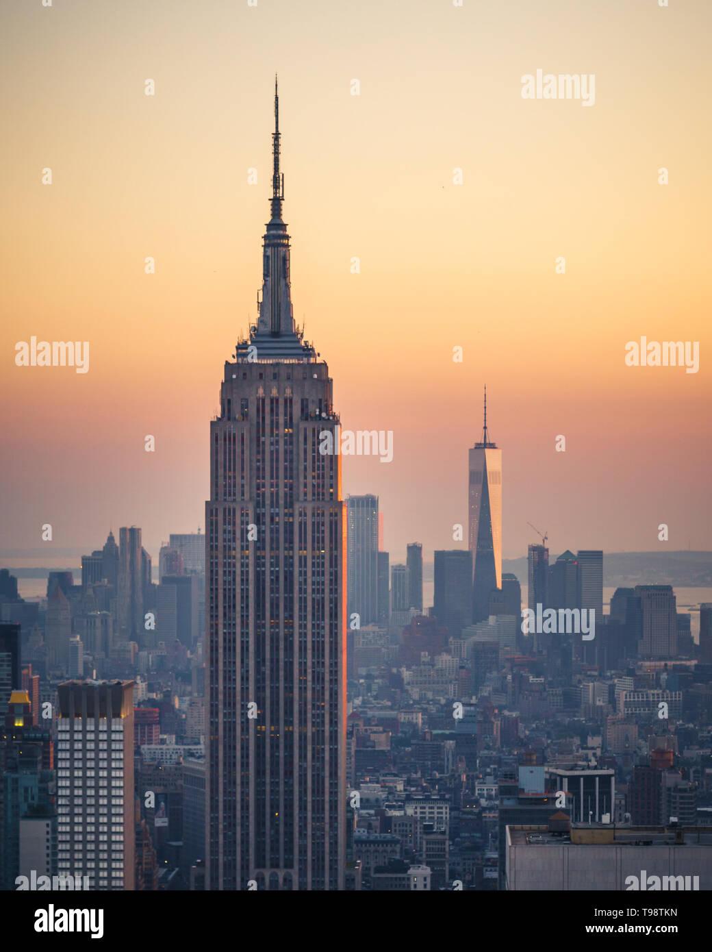 New York City, NY, USA - 9/24/2017: Das Empire State Building und das One World Trade Center Freedom Tower bei Sonnenuntergang Stockfoto