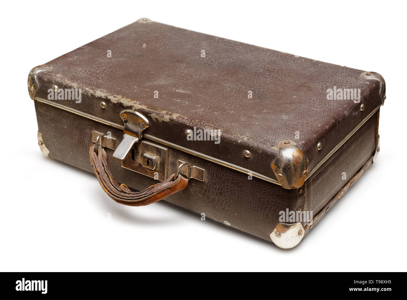 Isoliertes Objekt: alte schäbige Koffer, Nahaufnahme, auf weißem Hintergrund Stockfoto