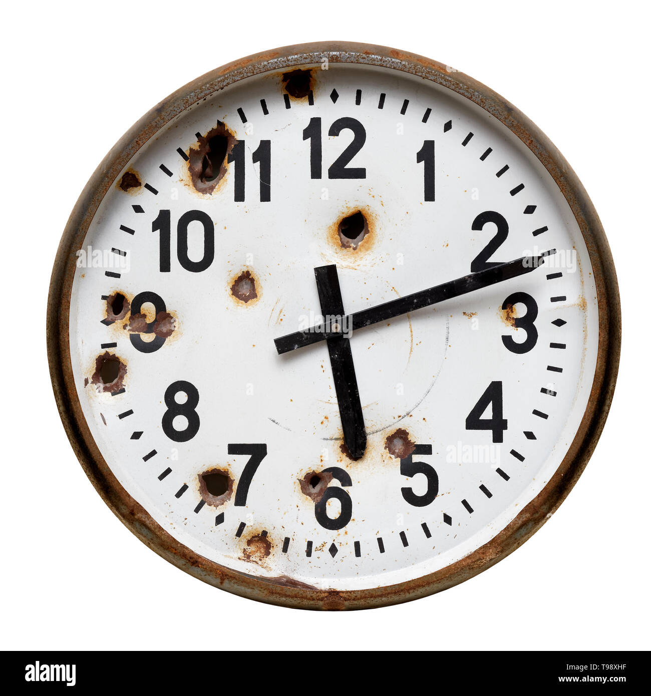 Isoliertes Objekt: alte rostige runde Wanduhr mit Schuss Bohrungen, Nahaufnahme auf weißem Hintergrund, Kriminalität und Gewalt Konzept Stockfoto