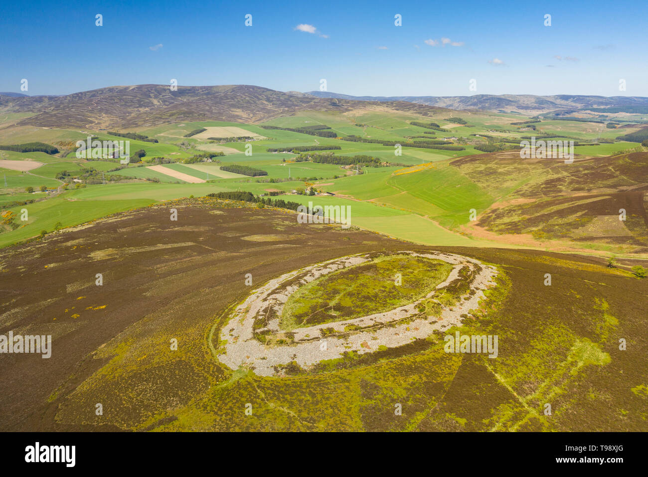 Luftaufnahme des White Caterthun, einer Festung aus der Eisenzeit mit Blick auf Strathmore, Brechin, Angus, Schottland. Stockfoto