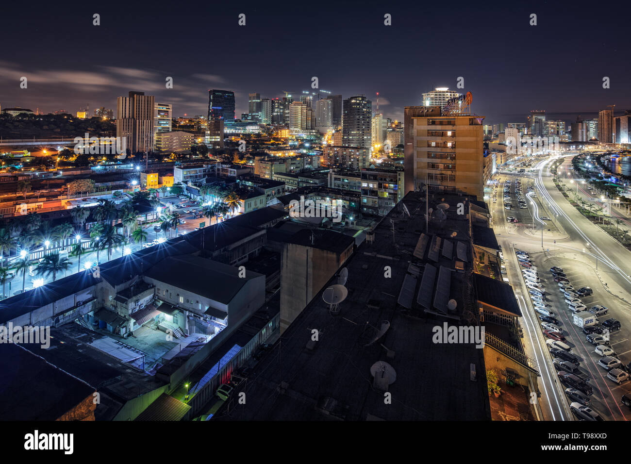 Nacht Foto in lange Exposition gegenüber der Bucht von Luanda. Angola. Afrika. Stockfoto