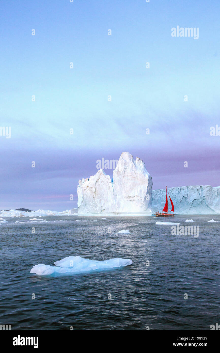 Eisberge und Segelboot in der Diskobucht auf Mittsommer, Grönland Stockfoto