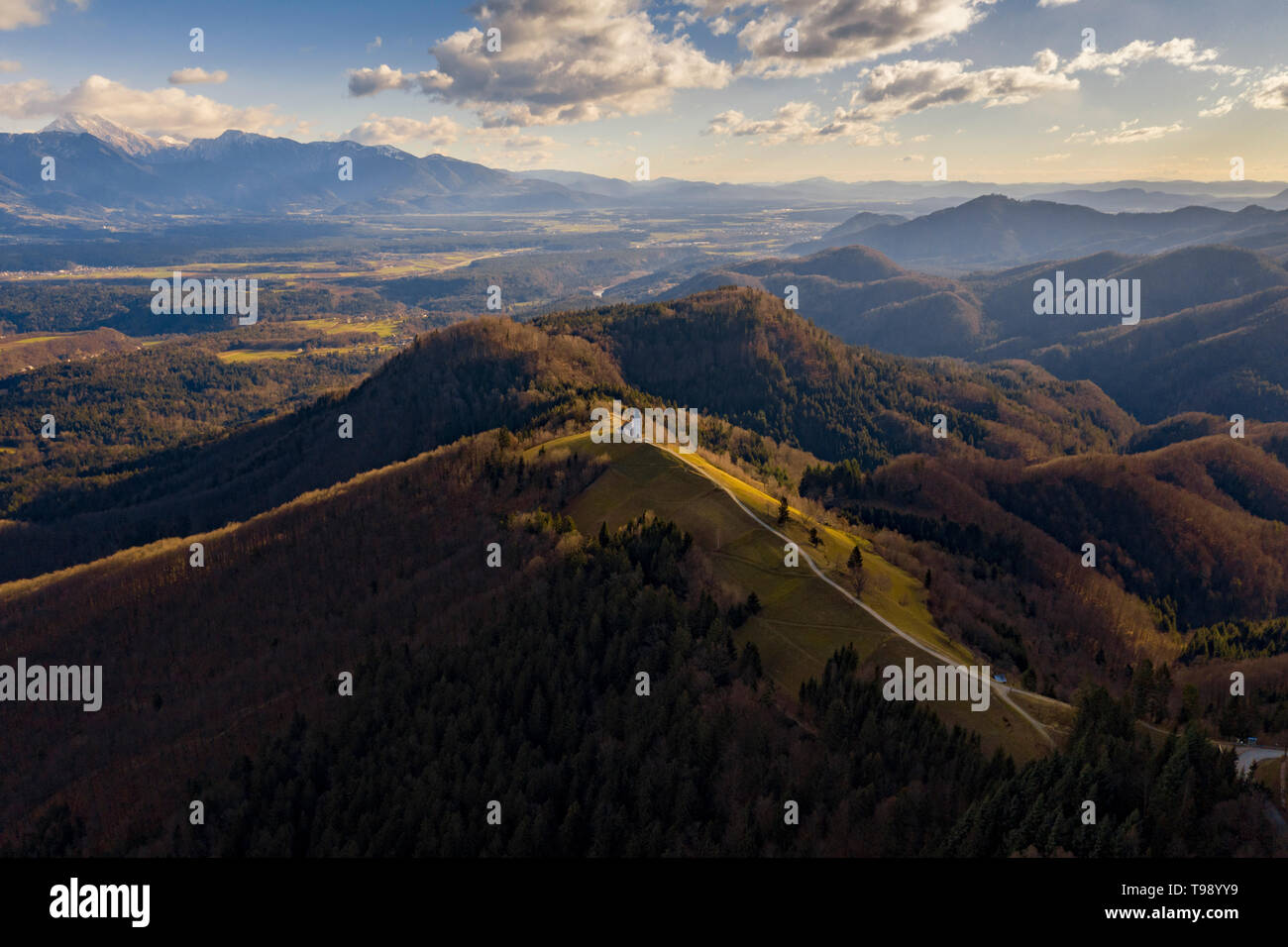 Jamnik Kirche auf einem Hügel in Slowenien Stockfoto