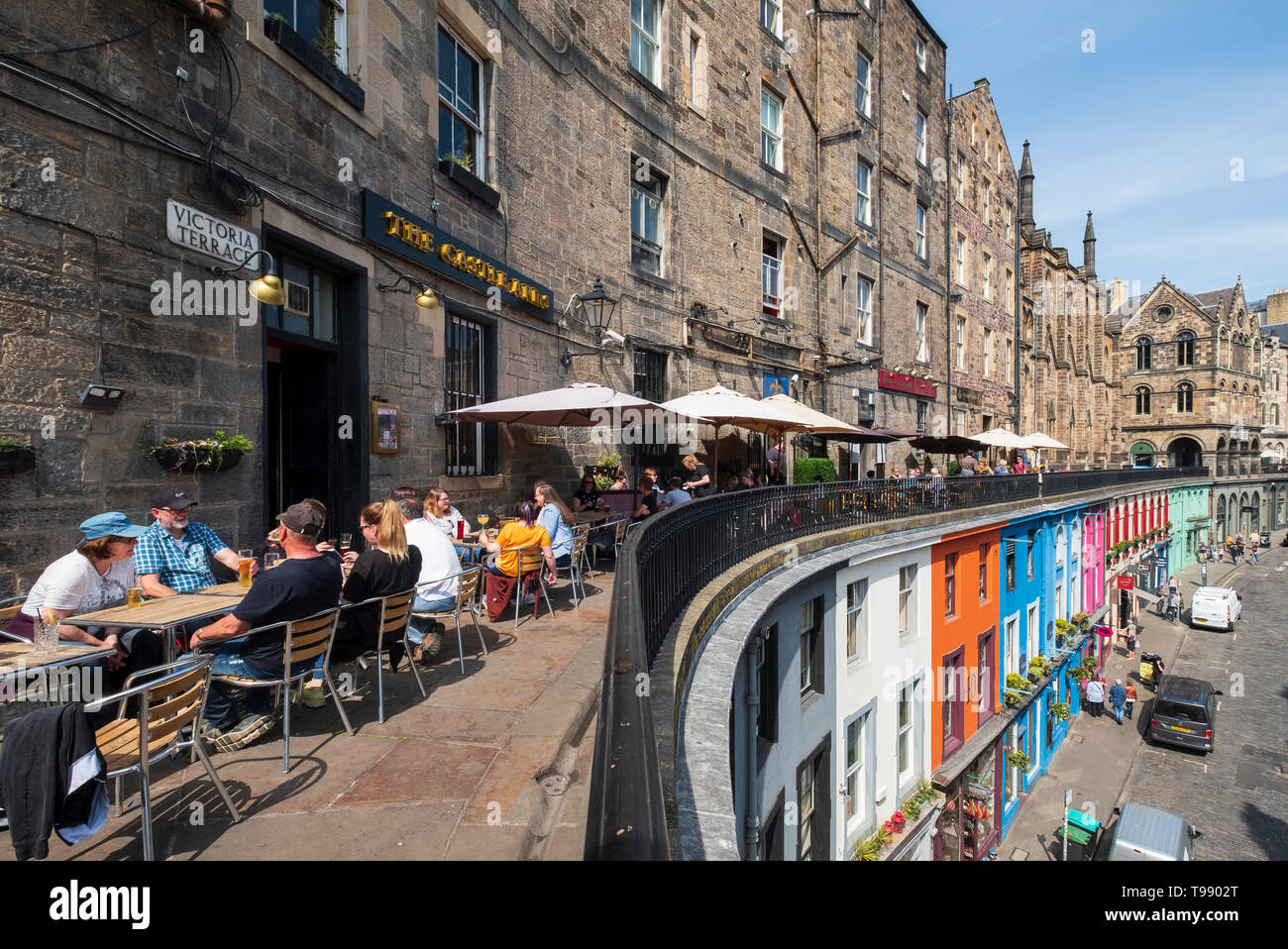 Die Leute trinken in Bars im Freien in der warmen sonnigen Wetter auf Victoria Terrasse oberhalb der Victoria Street in der Altstadt von Edinburgh, Schottland, Großbritannien Stockfoto