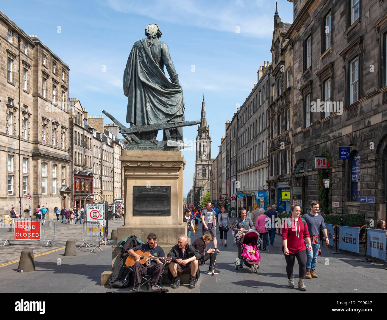 Blick auf die Royal Mile in Edinburgh Altstadt mit Adam Smith Statue und Touristen, Schottland, Großbritannien Stockfoto